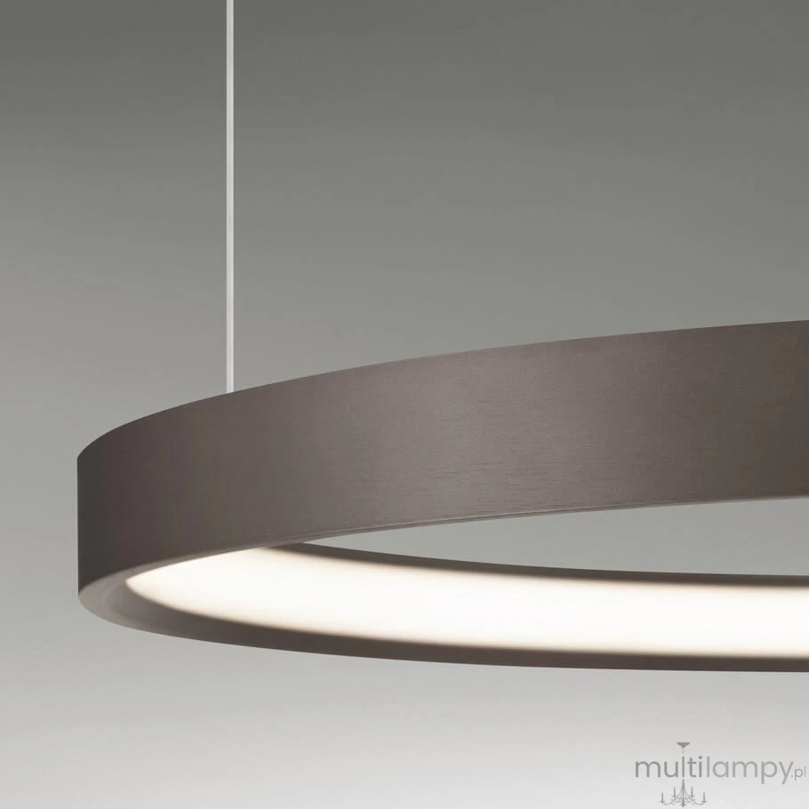 Lampa wisząca Zacapu D60 w brązowym kolorze, z okrągłym, matowym kloszem LED o mocy 40W. Ujęcie zbliżeniowe na górną część lampy, zawieszonej na cienkim przewodzie, z widoczną białą częścią emitującą światło.
