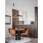 Brązowa lampa wisząca Zacapu D60 z jednym źródłem LED 40W, zawieszona nad okrągłym stołem. Okrągły kształt z cienką ramą i podświetleniem. W tle nowoczesna kuchnia z drewnianą zabudową i stylowymi krzesłami.