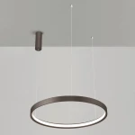 Lampa wisząca Zacapu D60 w kolorze brązowym, z okrągłym, metalowym korpusem. Posiada jedno źródło światła LED o mocy 40W. Zawieszona na cienkich linkach, montowana do sufitu. Idealna do nowoczesnych wnętrz.