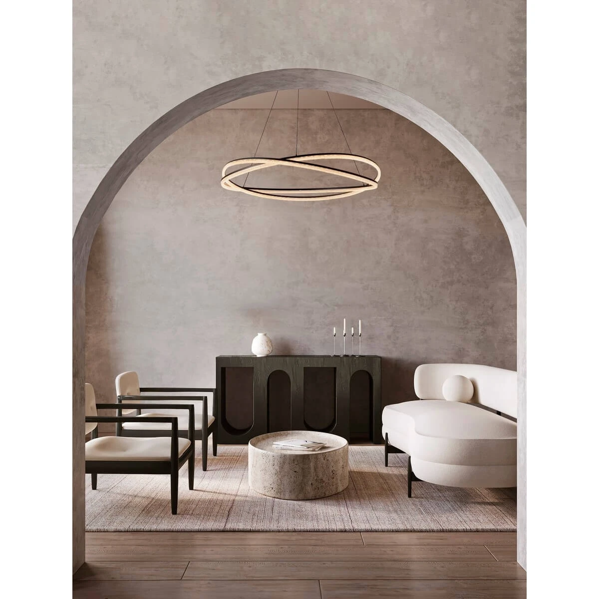 Lampa wisząca Ilave D95 w kolorze czarnym z pilotem, z jedną żarówką LED 68W. Zawieszona w nowoczesnym wnętrzu, z dwoma okrągłymi pierścieniami. W tle widoczna minimalistyczna aranżacja z jasnymi meblami i dekoracjami.