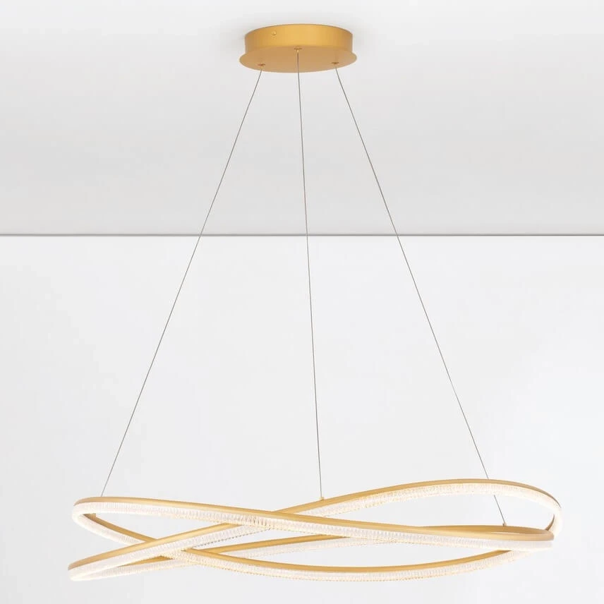 Lampa wisząca Ilave D95 w kolorze złotym z pilotem, o nowoczesnym, minimalistycznym kształcie z dwoma zwojami. Wyposażona w 1xLED 68W, zawieszona na cienkich linkach, montowana sufitowo, na jednolitym tle.