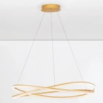 Lampa wisząca Ilave D95 w kolorze złotym z pilotem, o nowoczesnym, minimalistycznym kształcie z dwoma zwojami. Wyposażona w 1xLED 68W, zawieszona na cienkich linkach, montowana sufitowo, na jednolitym tle.