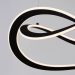 Lampa wisząca Jauja 2xLED 87W w kolorze czarnym, o unikalnym kształcie w formie spiralnych, przeplatających się linii. Elementy świetlne z białym podświetleniem, zawieszona na cienkim przewodzie. Tło w odcieniu szarym.