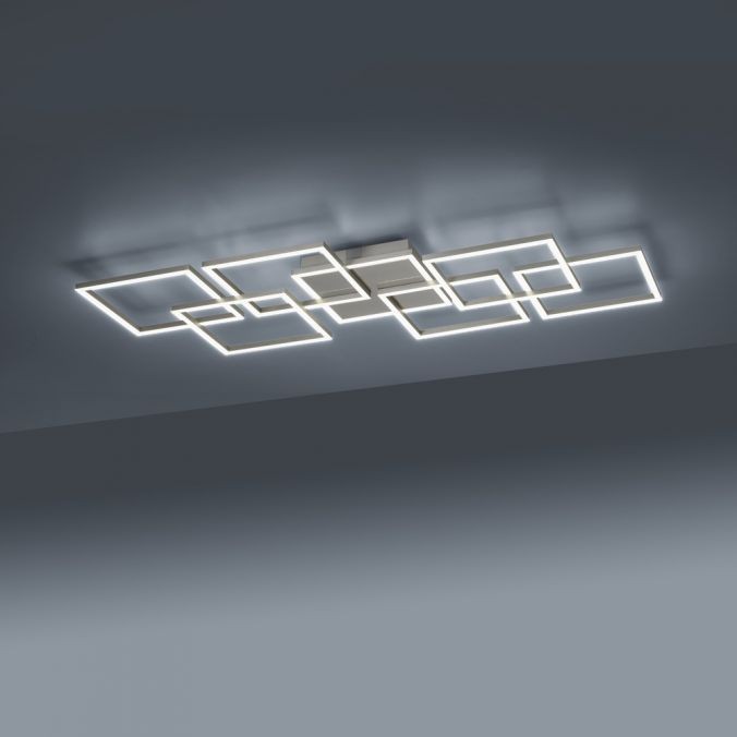 Lampa sufitowa Q-inigo LED 52W w kolorze niklu satynowego, z pilotem. Posiada nowoczesny design z geometrycznymi, prostokątnymi ramkami, zamontowana na suficie w układzie asymetrycznym, zapewnia równomierne oświetlenie.