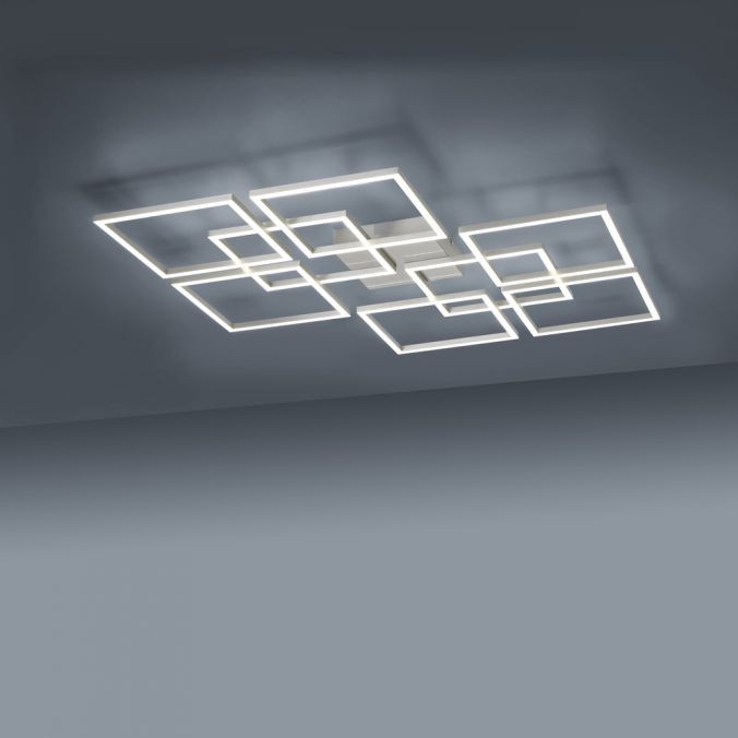 Lampa sufitowa Q-inigo z pilotem, LED 58W CCT, w kolorze niklu satynowego. Nowoczesny design z geometrycznymi kształtami w formie prostokątów, montowana sufitowo, na szarym tle.