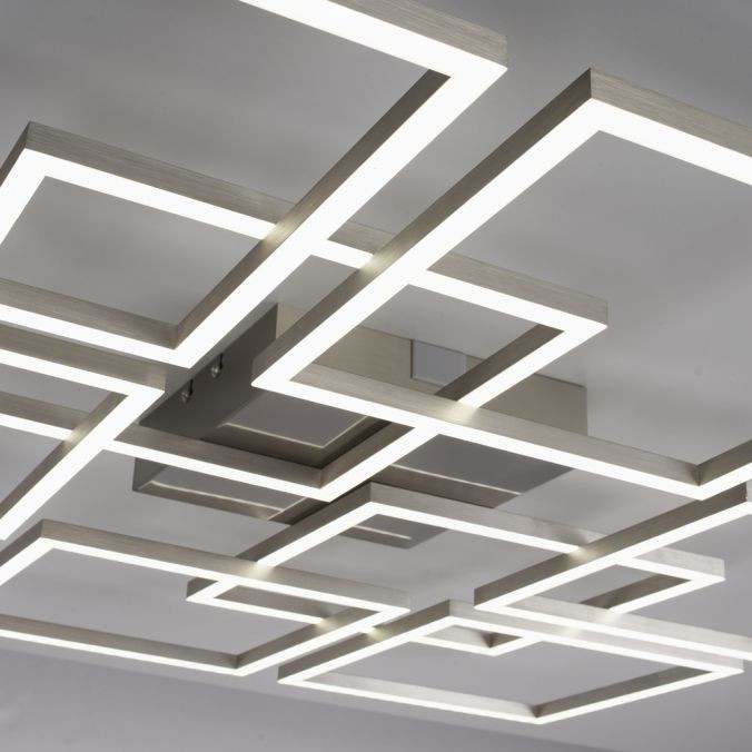 Lampa sufitowa Q-inigo LED 58W CCT w kolorze niklu satynowego, z geometrycznym wzorem prostokątów. Ujęcie z dołu, ukazujące podświetlane krawędzie i centralny element montażowy. Produkt z pilotem do regulacji.