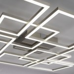 Lampa sufitowa Q-inigo LED 58W CCT w kolorze niklu satynowego, z geometrycznym wzorem prostokątów. Ujęcie z dołu, ukazujące podświetlane krawędzie i centralny element montażowy. Produkt z pilotem do regulacji.