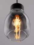 Lampa wisząca Moche z jednym gniazdem E27, czarna. Kształt szkła w formie bańki, przezroczysta osłona z widoczną żarówką. Zawieszona na czarnym kablu, z nowoczesnym designem. Tło szare, minimalistyczne.