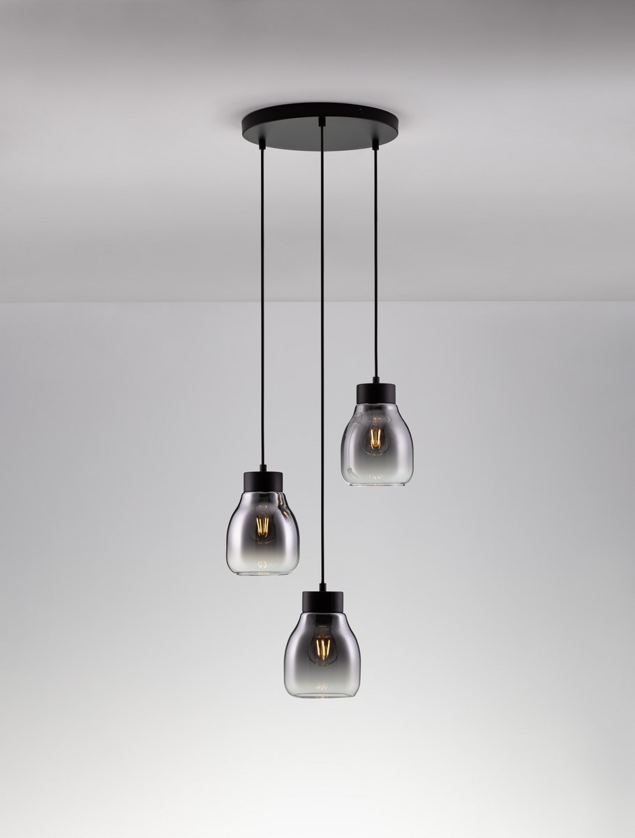 Lampa wisząca Moche z trzema kloszami E27 w kolorze czarnym. Klosze mają kształt przypominający szklane kulki, z przezroczystym wykończeniem. Produkt zawieszony na cienkich linkach, montowany do sufitu. Tło jasne, minimalistyczne.