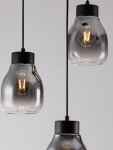 Lampa wisząca Moche w kolorze czarnym z trzema szklanymi kloszami w odcieniu szaro-przezroczystym. Klosze mają zaokrąglony kształt, a w każdym znajduje się żarówka E27. Produkt zawieszony na czarnym przewodzie, na jednolitym tle.
