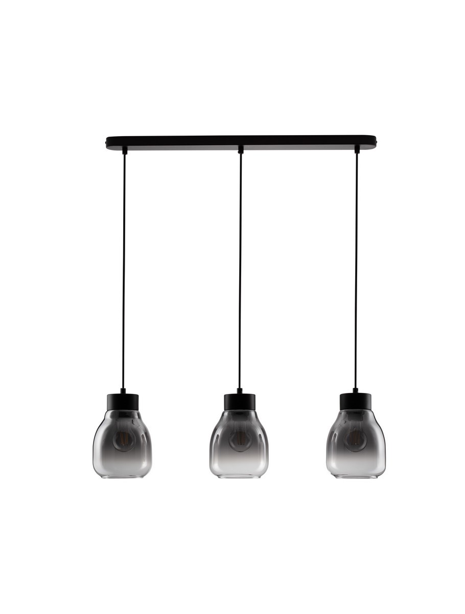Lampa wisząca Moche z trzema kloszami E27 w czarnym kolorze. Klosze mają przezroczyste, szklane wykończenie, zawieszone na cienkich linkach, zamocowane do prostokątnej podstawy. Wymiary kloszy umożliwiają zastosowanie różnych żarówek.