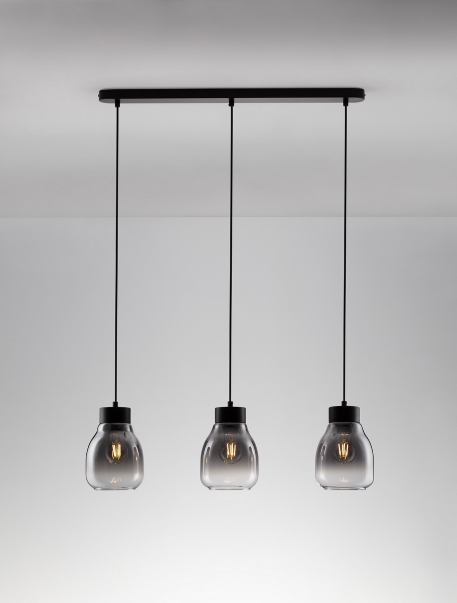 Lampa wisząca Moche z trzema kloszami E27 w kolorze czarnym. Klosze mają szklane, przezroczyste wykończenie i są zawieszone na cienkich, czarnych linkach. Lampa montowana pod sufitem, w minimalistycznym stylu, idealna do nowoczesnych wnętrz.