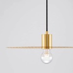 Lampa wisząca Bamepa 1xE27 w kolorze złotym, z metalowym kloszem w formie płaskiej tarczy. Zawieszona na czarnym przewodzie, z widoczną żarówką. Elegancki design, idealna do nowoczesnych wnętrz. Tło w kolorze szarym.