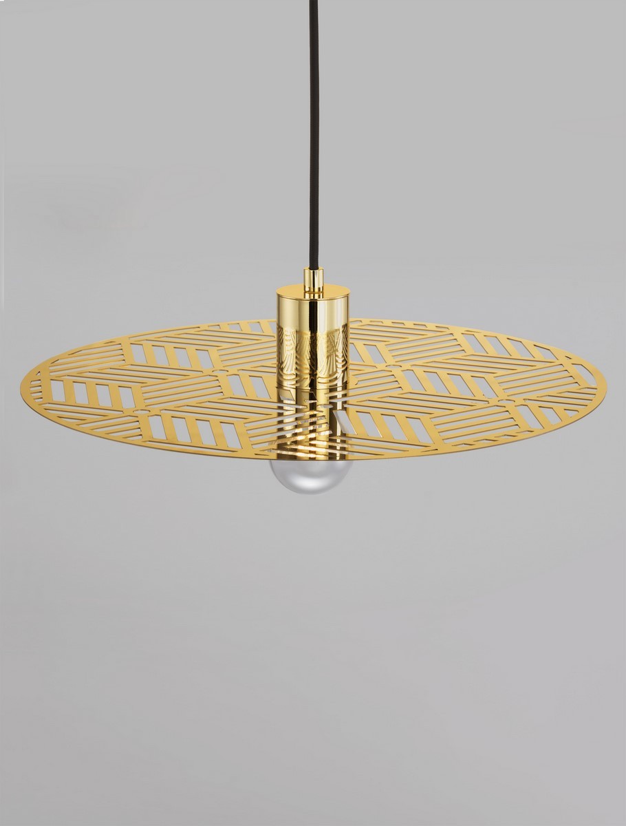 Lampa wisząca Bamepa w kolorze złotym z jednym gniazdem E27. Posiada okrągły, ażurowy klosz z geometrycznym wzorem i metalową oprawę. Pozycjonowana jest pionowo, zawieszona na czarnym przewodzie.