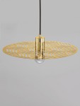 Lampa wisząca Bamepa w kolorze złotym z jednym gniazdem E27. Posiada okrągły, ażurowy klosz z geometrycznym wzorem i metalową oprawę. Pozycjonowana jest pionowo, zawieszona na czarnym przewodzie.