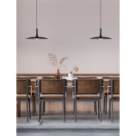 Lampa wisząca Nauta w kolorze czarnym z jedną żarówką LED 16W, zawieszona nad stołem w nowoczesnej aranżacji z drewnianym wykończeniem i metalowymi krzesłami. Tło w jasnych odcieniach, minimalistyczne dodatki.