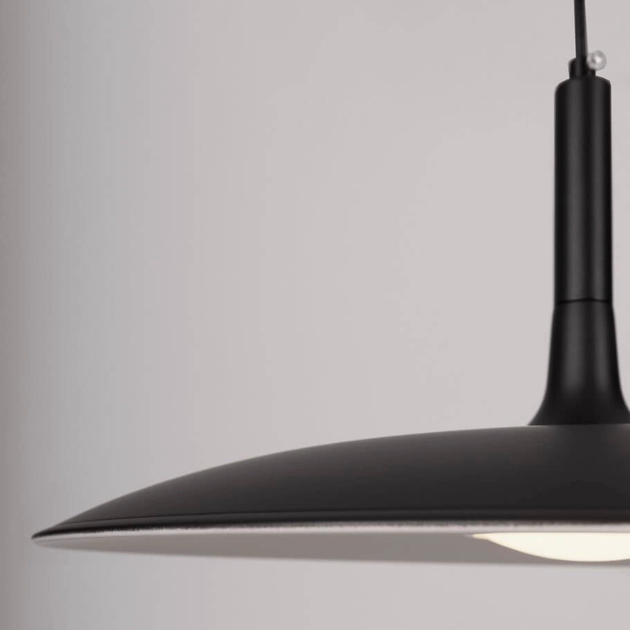 Czarna lampa wisząca Nauta z jedną żarówką LED 16W, o zaokrąglonym kloszu, zwisająca z cienkiego kabla. Klosz ma matowe wykończenie, a jego kształt jest delikatnie stożkowaty, co nadaje elegancki wygląd.