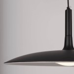 Czarna lampa wisząca Nauta z jedną żarówką LED 16W, o zaokrąglonym kloszu, zwisająca z cienkiego kabla. Klosz ma matowe wykończenie, a jego kształt jest delikatnie stożkowaty, co nadaje elegancki wygląd.