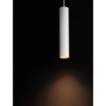 Lampa wisząca Nazca w kolorze białym, cylindryczna, z oprawą na jedną żarówkę GU10. Zawieszona na białym przewodzie, emitująca światło w dół, na ciemnym tle. Idealna do nowoczesnych wnętrz.