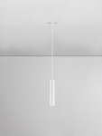 Lampa wisząca Nazca w kolorze białym, o cylindrycznym kształcie, zawieszona na cienkim przewodzie. Widoczna oprawka na żarówkę GU10. Tło jasne, jednolite, podkreślające minimalistyczny design.