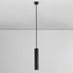 Lampa wisząca Nazca w kolorze czarnym, z pojedynczym źródłem światła GU10. Ma prostokątny, cylindryczny kształt oraz długi, cienki kabel. Zamontowana na suficie, idealna do nowoczesnych wnętrz. Tło jasne, minimalistyczne.