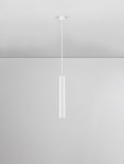 Lampa wisząca Nazca w kolorze białym z oprawą na jedną żarówkę GU10. Prezentowana w pozycji wiszącej, z długim, cienkim kablem i okrągłym mocowaniem sufitowym. Tło w odcieniach szarości, minimalistyczne i nowoczesne.