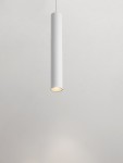 Lampa wisząca Nazca w kolorze białym, o cylindrycznym kształcie, z jedną oprawą na żarówkę GU10. Zawieszona na cienkim kablu, z widocznym źródłem światła na dole. Tło w jasnym kolorze, minimalistyczny design.