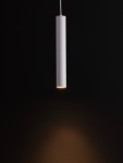 Lampa wisząca Nazca w kolorze białym, o cylindrycznym kształcie, zawieszona na cienkim przewodzie. Emituje światło skierowane w dół, z widocznym miejscem na żarówkę GU10. Tło ciemne, podkreślające minimalistyczny design lampy.