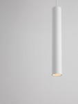 Lampa wisząca Nazca w kolorze białym, o cylindrycznym kształcie. Zawieszona na cienkim przewodzie, z widocznym źródłem światła GU10 u dołu. Tło jasne, minimalistyczne, podkreślające prosty design lampy.