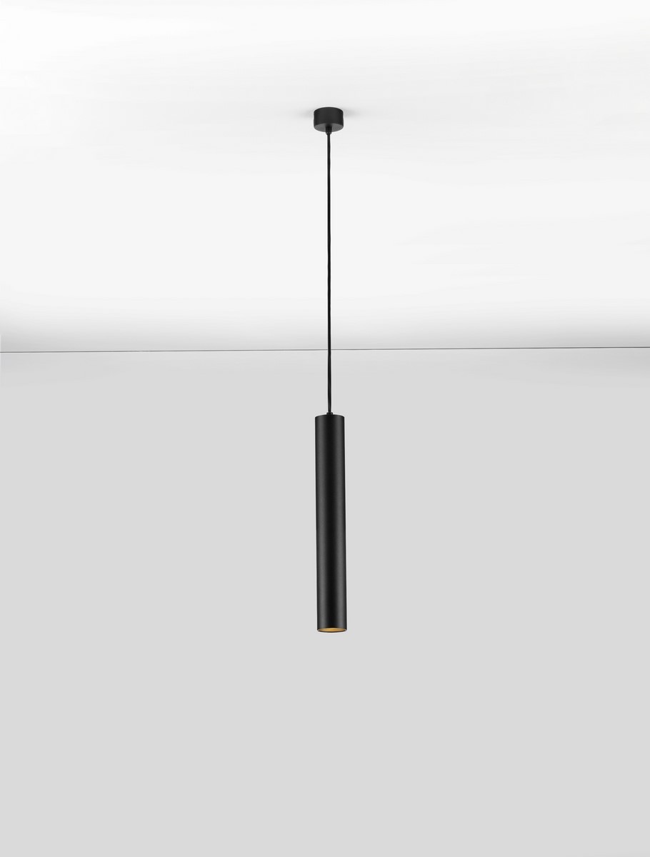 Lampa wisząca Nazca w kolorze czarnym, z metalowym, cylindrycznym kloszem. Zawieszona na cienkim, czarnym przewodzie, z widocznym gwintem na żarówkę GU10. Minimalistyczny design, idealna do nowoczesnych wnętrz. Tło szare, proste.