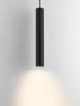 Czarna lampa wisząca Nazca z pojedynczym źródłem światła GU10, w kształcie cylindrycznym, zawieszona w pionie. Emituje ciepłe światło, skierowane w dół, na tle jasnej ściany. Wykonana z matowego materiału, minimalistyczny design.