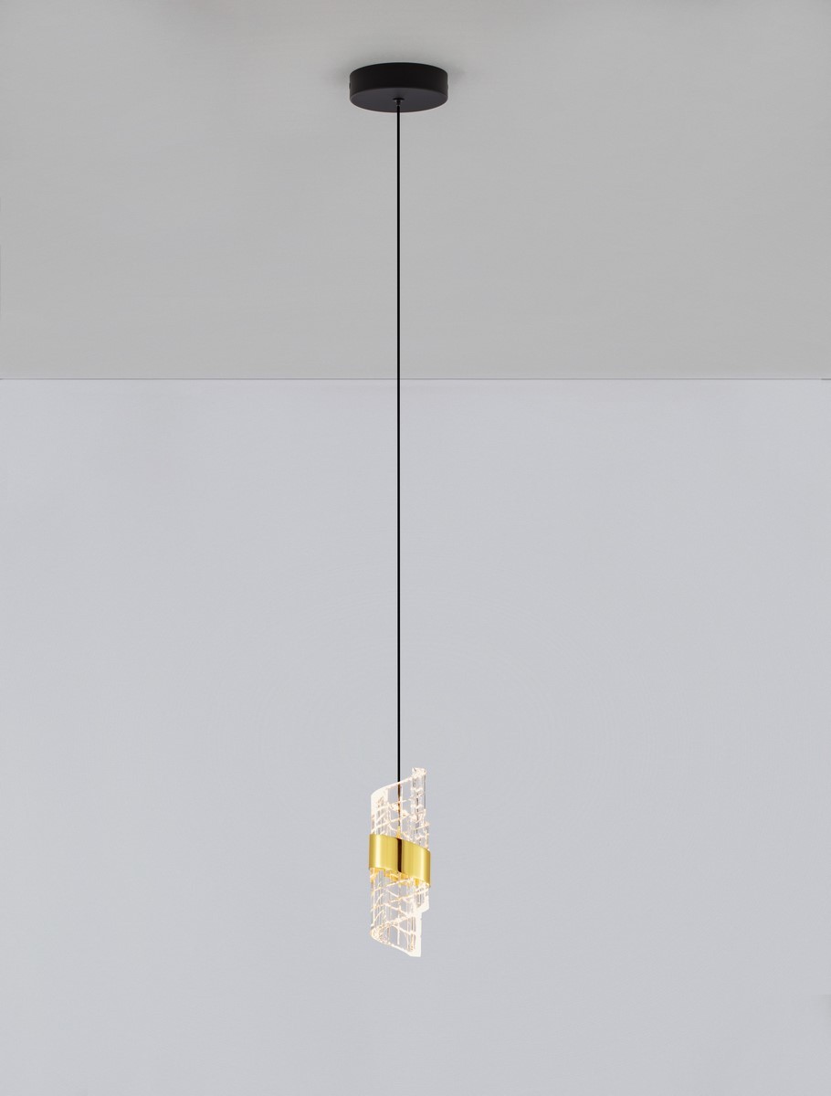 Lampa wisząca Paita z jednym źródłem LED 9W. W kolorze czarnym, z przezroczystym, teksturowanym kloszem w kształcie prostokąta, ozdobionym złotym elementem. Zawieszona na cienkim, czarnym przewodzie, z okrągłym mocowaniem sufitowym.