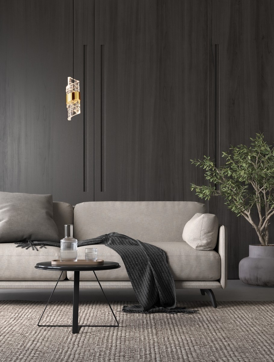 Lampa wisząca Paita w kolorze czarnym z jedną żarówką LED 9W, z geometrycznym kloszem i złotym akcentem. Zawieszona w nowoczesnym wnętrzu, w tle widoczna kanapa i stół kawowy.