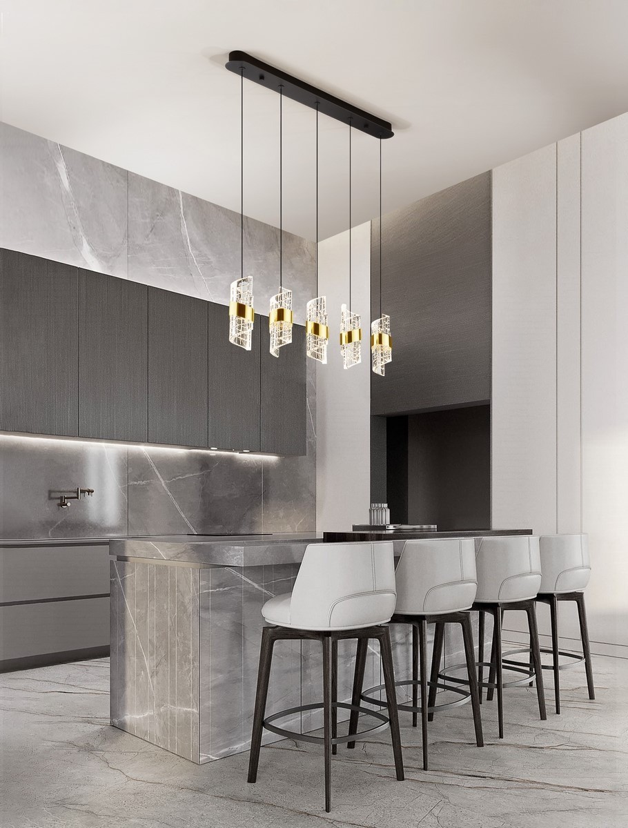 Lampa wisząca Paita z pięcioma źródłami LED, moc 41W, w kolorze czarnym. Zawieszona na czarnych linkach, z przezroczystymi kloszami i złotymi elementami, umieszczona nad nowoczesnym blatem w kuchni, w minimalistycznym wnętrzu.
