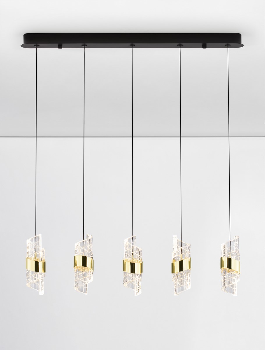 Lampa wisząca Paita z pięcioma źródłami LED o mocy 41W, w kolorze czarnym. Posiada przezroczyste klosze z ozdobnymi złotymi detalami, zawieszona na cienkich, czarnych linkach z prostokątną podstawą. Idealna do nowoczesnych wnętrz.