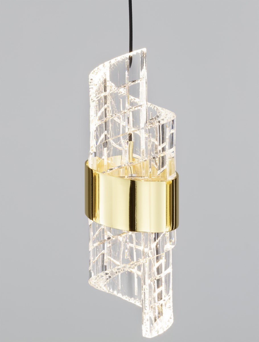 Lampa wisząca Paita z pięcioma diodami LED i mocą 41W. Część przezroczysta z fakturą, w kształcie falistej konstrukcji, otoczona złotą obręczą. Zawieszona na czarnym przewodzie, na jednolitym szarym tle.