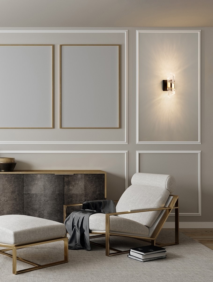 Kinkiet Paita 1xLED 9W w kolorze czarnym, zamontowany na ścianie, emituje ciepłe światło. W tle widoczna elegancka aranżacja z jasnym fotelem, podnóżkiem i ciemną komodą. Ściana z delikatnymi profilami w kolorze beżowym.