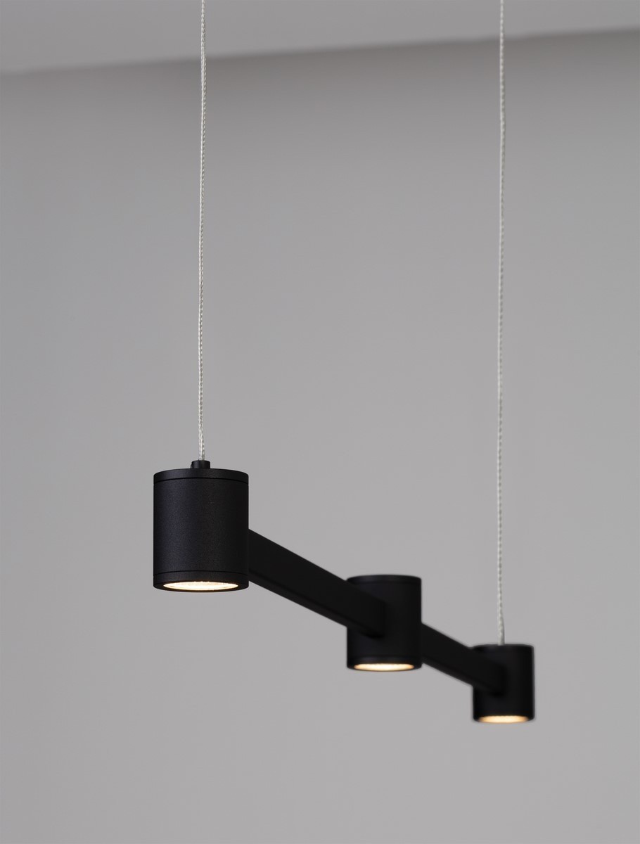 Lampa wisząca Pisco z trzema okrągłymi źródłami światła LED 21W, w kolorze czarnym. Produkt zawieszony na cienkich przewodach, z minimalistycznym designem, umieszczony na jednolitym szarym tle.