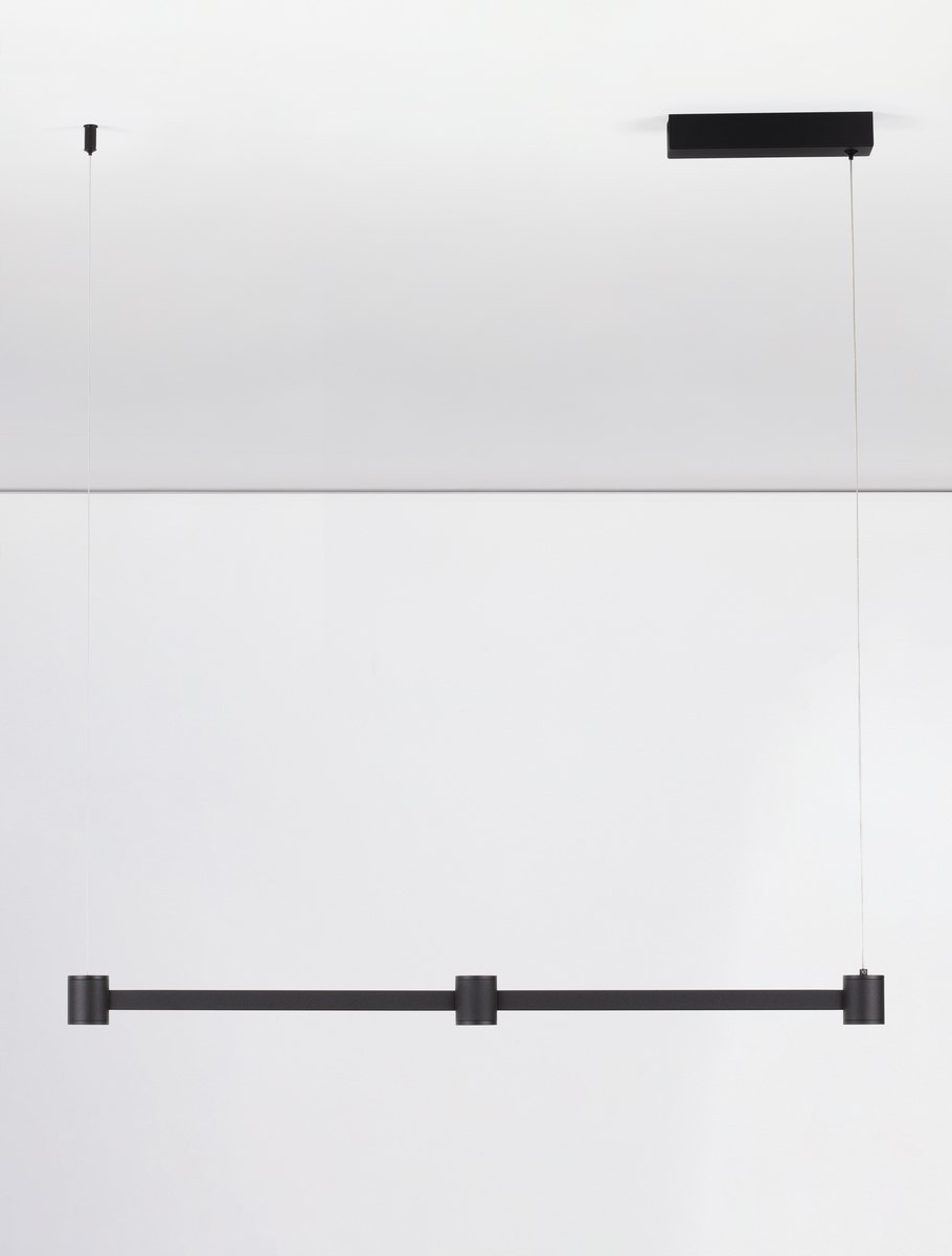 Lampa wisząca Pisco 3xLED 21W w kolorze czarnym. Prosta konstrukcja z trzema okrągłymi źródłami światła, zawieszona na cienkich linkach. Montaż sufitowy, minimalistyczny design, idealna do nowoczesnych wnętrz. Białe tło podkreśla elegancję lampy.