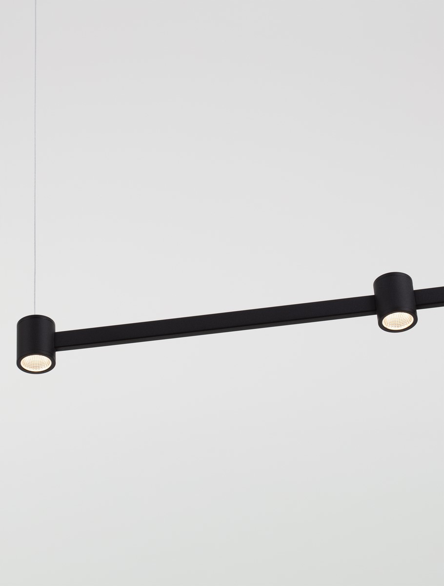 Lampa wisząca Pisco z trzema źródłami światła LED o mocy 21W. Czarna, minimalistyczna konstrukcja z poziomą belką i okrągłymi oprawami, zawieszona na cienkich linkach, na jednolitym tle.