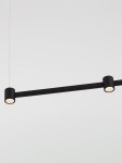 Lampa wisząca Pisco z trzema źródłami światła LED o mocy 21W. Czarna, minimalistyczna konstrukcja z poziomą belką i okrągłymi oprawami, zawieszona na cienkich linkach, na jednolitym tle.