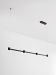 Lampa wisząca Pisco 4xLED 24W w kolorze czarnym, z minimalistycznym, prostokątnym kształtem. Zawieszona na cienkich linkach, z czterema okrągłymi oprawami LED, zamontowana na prostokątnej podsufitce. Tło białe.