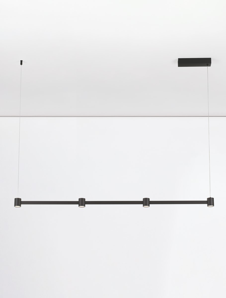 Lampa wisząca Pisco 4xLED 24W w kolorze czarnym, o prostokątnym kształcie, zawieszona na cienkich linkach. Posiada cztery okrągłe źródła światła umieszczone na metalowej listwie, zamontowana pod sufitem na jednolitym tle.