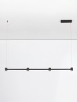 Lampa wisząca Pisco 4xLED 24W w kolorze czarnym, o prostokątnym kształcie, zawieszona na cienkich linkach. Posiada cztery okrągłe źródła światła umieszczone na metalowej listwie, zamontowana pod sufitem na jednolitym tle.