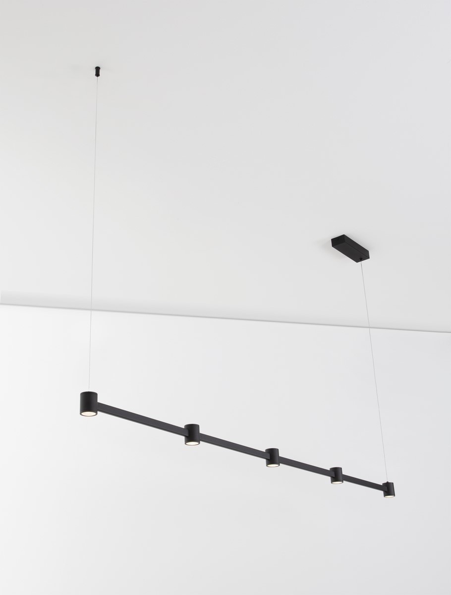 Lampa wisząca Pisco z pięcioma źródłami LED o mocy 30W w kolorze czarnym. Prosta konstrukcja, zawieszona na cienkich linkach, z okrągłymi oprawami świetlnymi. Montaż sufitowy na prostokątnej podstawie. Tło białe, minimalistyczne.