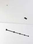 Lampa wisząca Pisco z pięcioma źródłami LED o mocy 30W w kolorze czarnym. Prosta konstrukcja, zawieszona na cienkich linkach, z okrągłymi oprawami świetlnymi. Montaż sufitowy na prostokątnej podstawie. Tło białe, minimalistyczne.