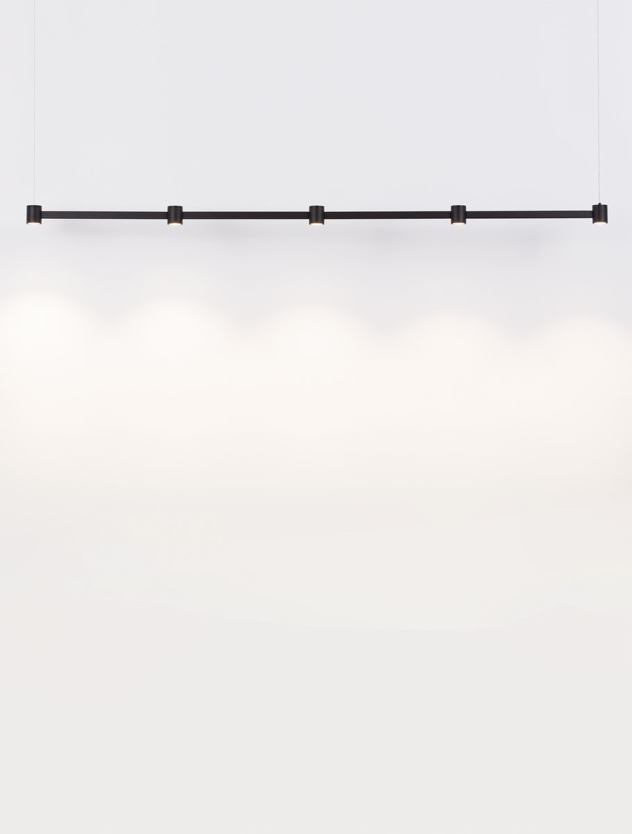 Lampa wisząca Pisco z pięcioma źródłami światła LED o mocy 30W, w kolorze czarnym. Prosta, pozioma konstrukcja z metalowymi uchwytami, zawieszona na cienkich linkach. Tło białe, minimalistyczne, podkreślające elegancki design lampy.