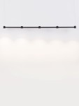 Lampa wisząca Pisco z pięcioma źródłami światła LED o mocy 30W, w kolorze czarnym. Prosta, pozioma konstrukcja z metalowymi uchwytami, zawieszona na cienkich linkach. Tło białe, minimalistyczne, podkreślające elegancki design lampy.