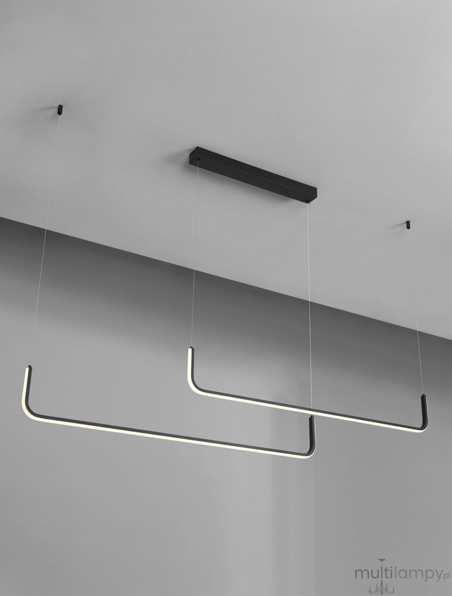 Lampa wisząca Piura w kolorze czarnym z dwoma prostokątnymi ramionami LED, zawieszona na cienkich żyłkach. Ujęcie z dołu, ukazujące minimalistyczny design oraz sufitową podstawę. Idealna do nowoczesnych wnętrz.