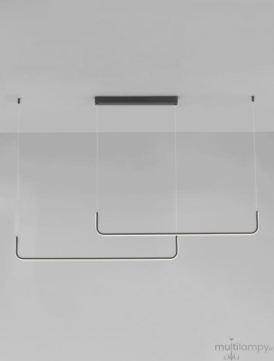 Lampa wisząca Piura z dwoma źródłami światła LED 40W w kolorze czarnym. Posiada minimalistyczny, prostokątny kształt z delikatnymi, metalowymi detalami. Zawieszona na cienkich linkach, montowana do sufitu. Tło jasne, jednolite.